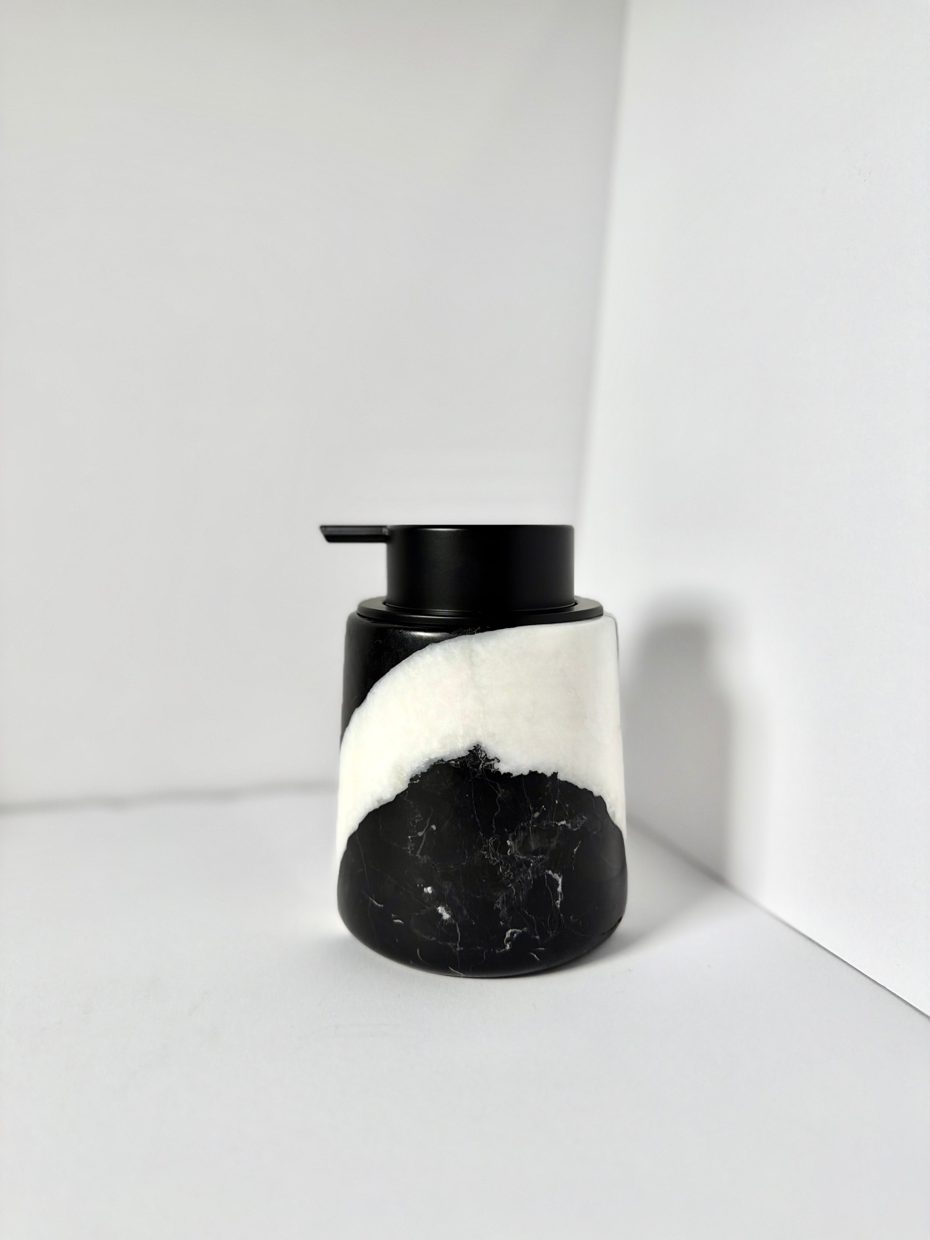 Noir Vein Marble Foaming Soap Dispenser